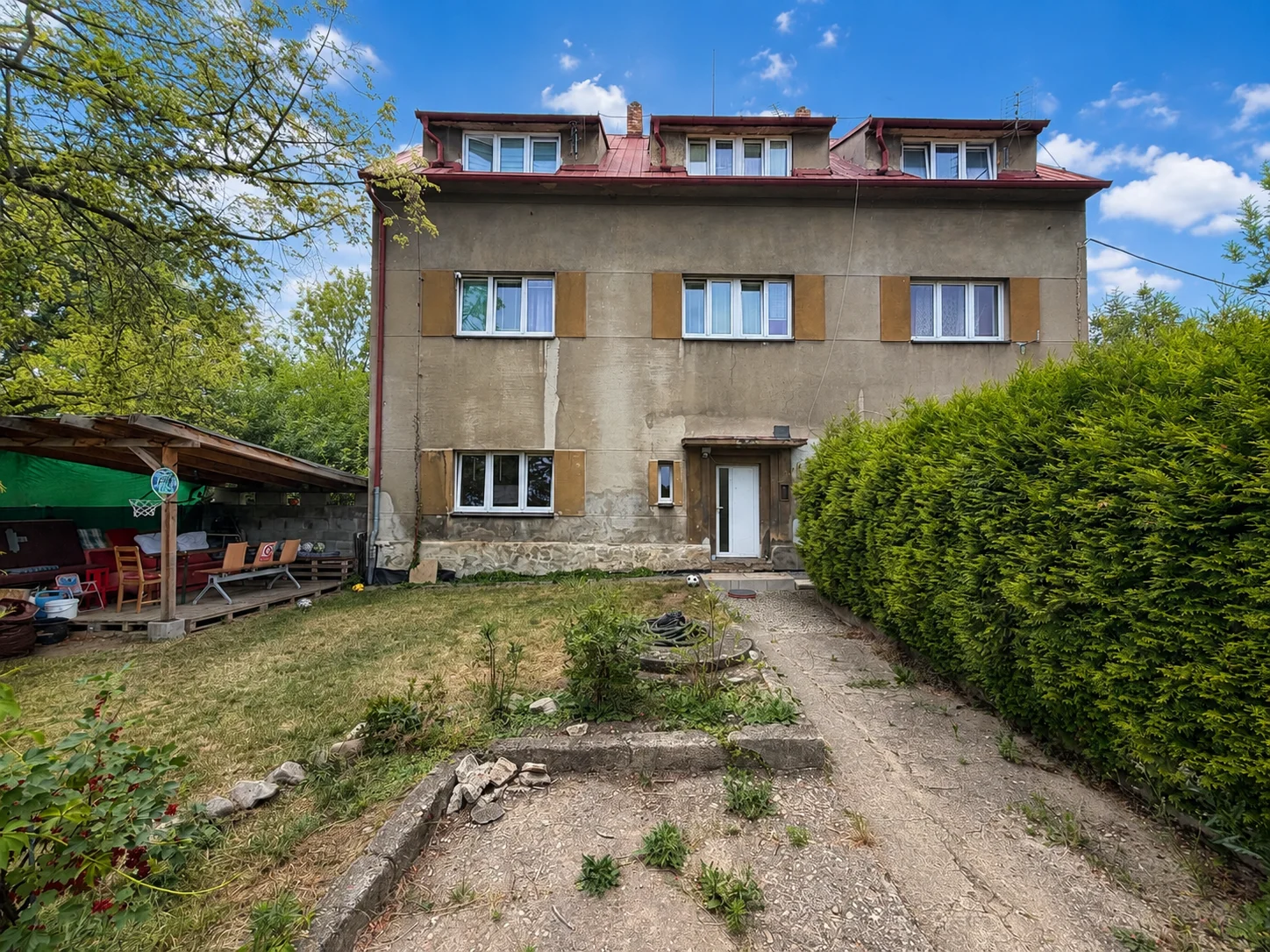 Bytový dům Hostivice – pohled ze zahrady